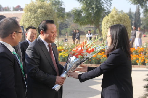 孔子学院老师向袁建民先生献花