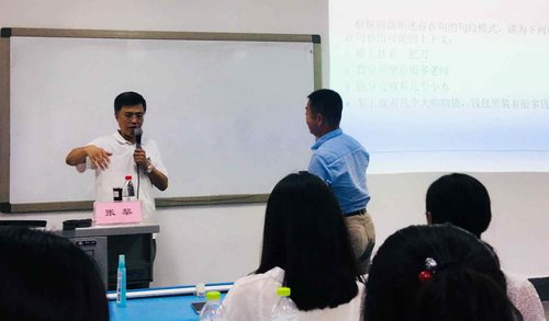 张黎在西南财经大学第三届商务汉语研修课程上与学员互动
