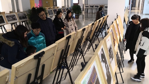 同学们观看展览(摄影：张淑娟 图片授权中国日报网使用)