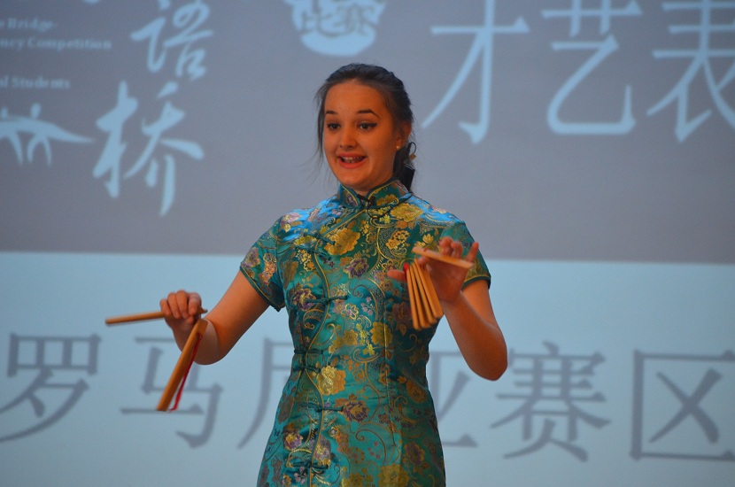 锡比乌孔子学院白佳佳(balan iustina)打快板儿