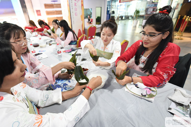 新华社中外大学生穿汉服包粽子体验端午节传统习俗