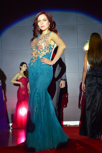 3参赛选手进行走秀展示 3参赛选手进行走秀展示