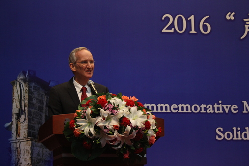 联合国驻华系统代理协调员、世卫组织驻华代表施贺德宣读联合国秘书长致辞 联合国驻华系统代理协调员、世卫组织驻华代表施贺德宣读联合国秘书长致辞