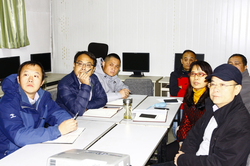 参会人员聆听讲解 参会人员聆听讲解