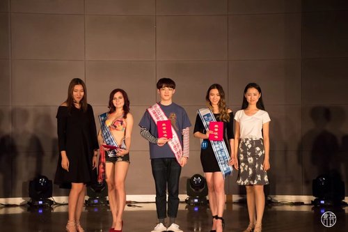 1冠亚季军选手与评委合影留念 1冠亚季军选手与评委合影留念