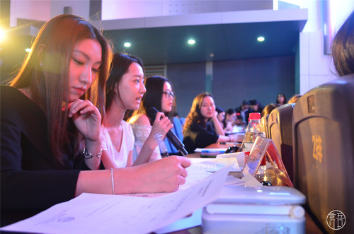 2评委为选手打分 2评委为选手打分