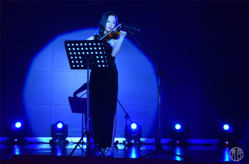 4第二轮比赛中选手进行才艺展示 4第二轮比赛中选手进行才艺展示