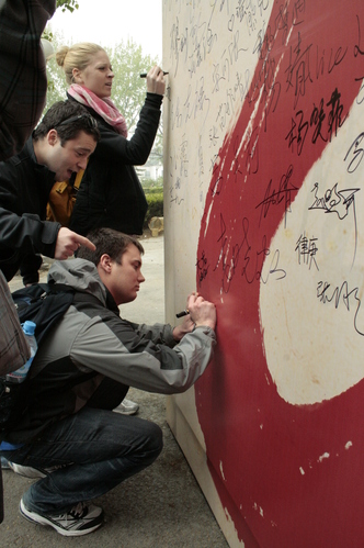 留学生在签字板上签名_(1)