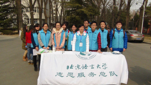 十字路口前展台合影 十字路口前展台合影