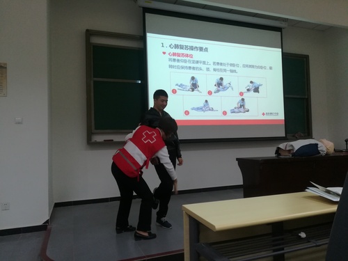 老师讲解心肺复苏操作要点 老师讲解心肺复苏操作要点