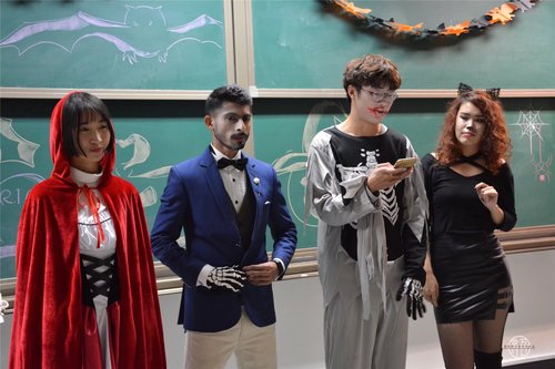 2.同学们正在做小游戏 2.同学们正在做小游戏