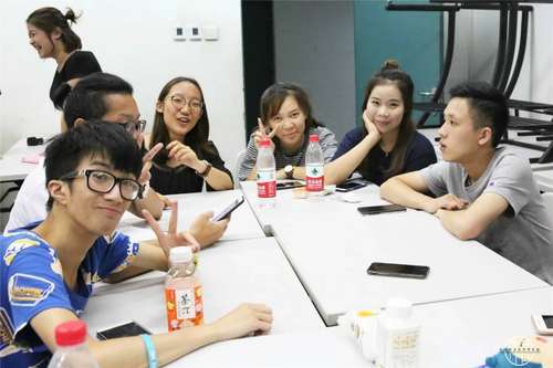 1澳门城市大学的同学与我校学生会成员进行交流 1澳门城市大学的同学与我校学生会成员进行交流