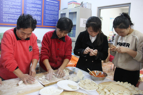 2志愿者与社区居民代表一同包饺子 2志愿者与社区居民代表一同包饺子