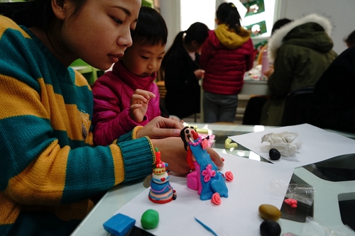 2志愿者与小朋友一起制作陶泥手工 2志愿者与小朋友一起制作陶泥手工