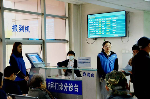 1志愿者在导医台工作 1志愿者在导医台工作