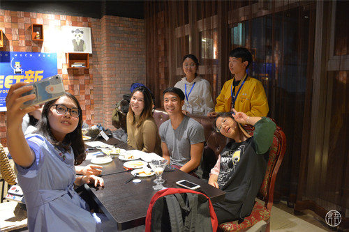 中外学生一起自拍合影 中外学生一起自拍合影