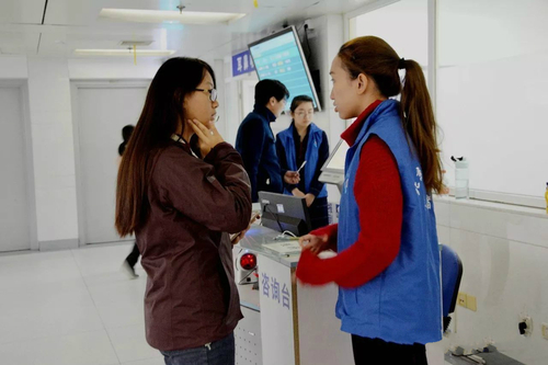 2志愿者为前来就诊病人指路 2志愿者为前来就诊病人指路