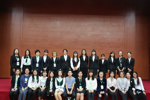 3 工作人员合影 3 工作人员合影