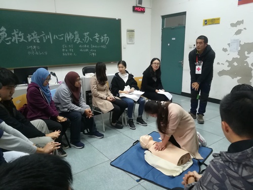 急救培训心肺复苏专场的现场1 急救培训心肺复苏专场的现场1