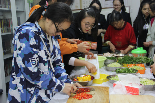 1志愿者与社区居民代表一同包饺子 1志愿者与社区居民代表一同包饺子