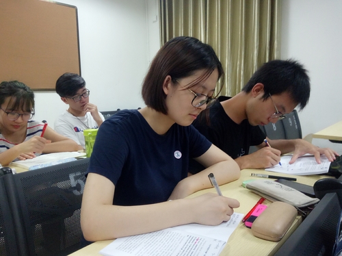 学生干部认真记录 学生干部认真记录