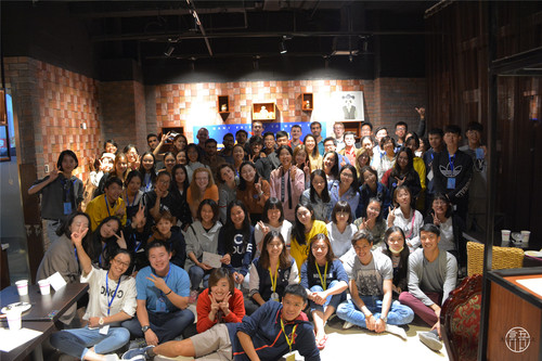 中外学生合影留念 中外学生合影留念