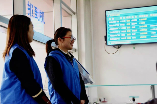 3志愿者在引导医院秩序 3志愿者在引导医院秩序