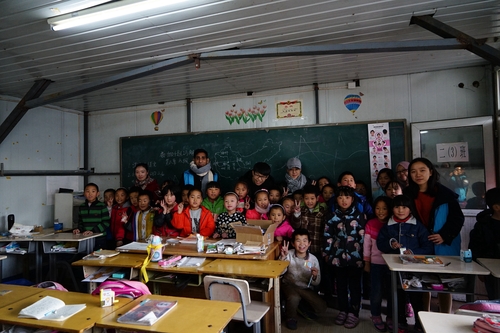 4志愿者和孩子们合影 4志愿者和孩子们合影