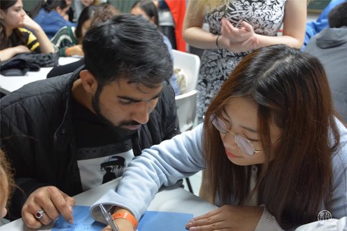 4.中外学生互动 4.中外学生互动