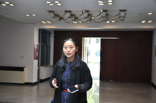 1档案馆馆长王利伟老师为同学们讲解 1档案馆馆长王利伟老师为同学们讲解