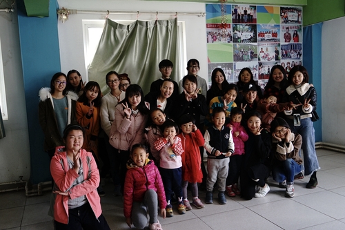 4志愿者与小朋友合照 4志愿者与小朋友合照