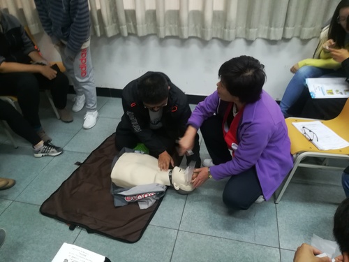 老师指导同学们进行操作 老师指导同学们进行操作