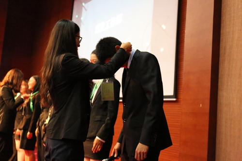 2 部长为助理颁发工作牌 2 部长为助理颁发工作牌