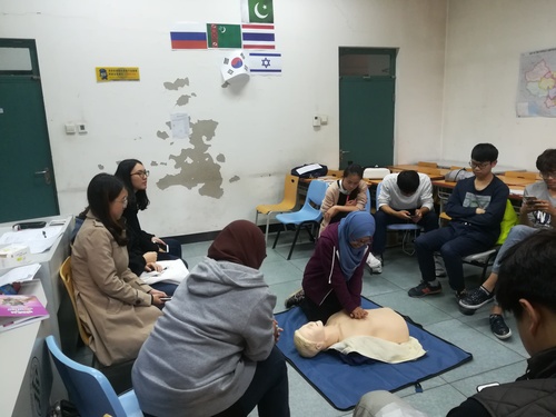 中外同学进行实际练习 中外同学进行实际练习