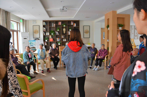 3志愿者教老人们做健身操 3志愿者教老人们做健身操