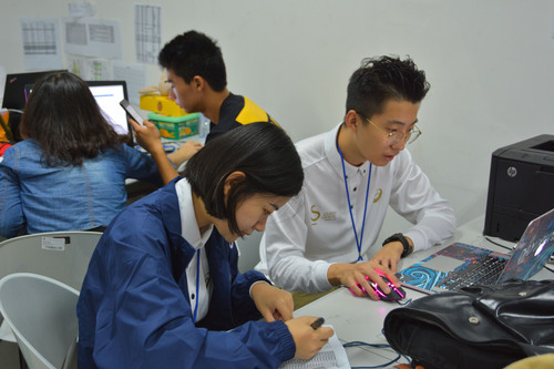 1 老师为志愿者培训 1 老师为志愿者培训