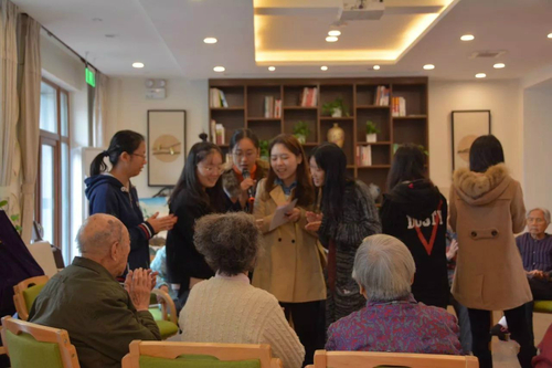 1志愿者给老人唱歌 1志愿者给老人唱歌