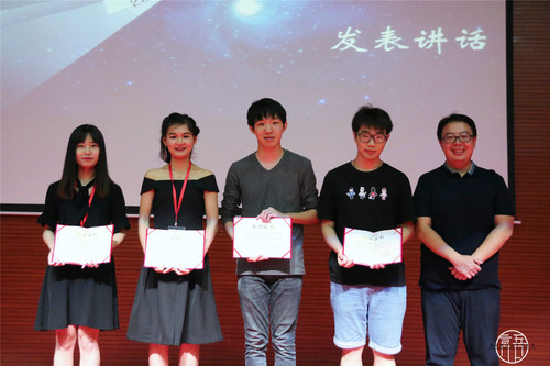 2杨天乔老师给主席团颁发证书 2杨天乔老师给主席团颁发证书