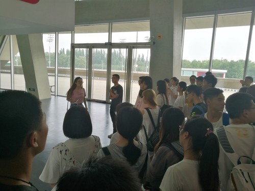 岗位负责人带领志愿者参观球场 岗位负责人带领志愿者参观球场