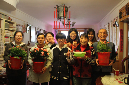 3志愿者为社区孤寡老人和贫困家庭送花 3志愿者为社区孤寡老人和贫困家庭送花