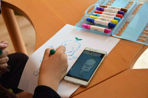 2志愿者与老人一同绘画 2志愿者与老人一同绘画