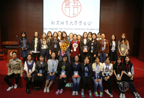 4 苏小懒与学生会工作人员合影留念 4 苏小懒与学生会工作人员合影留念