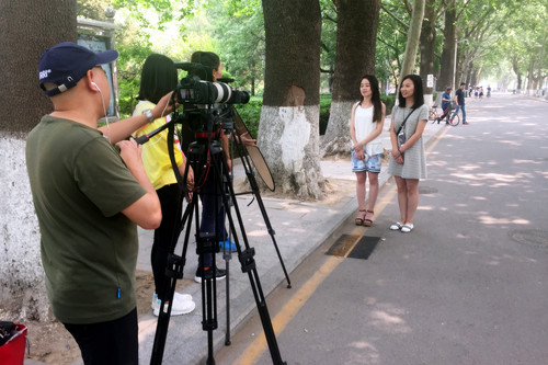 1 我校同学接受采访 1 我校同学接受采访