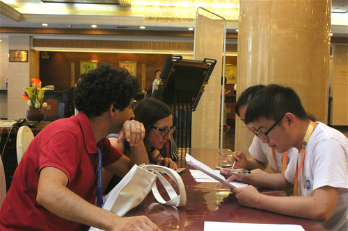 3 西郊宾馆注册志愿者帮助外宾注册登记 3 西郊宾馆注册志愿者帮助外宾注册登记