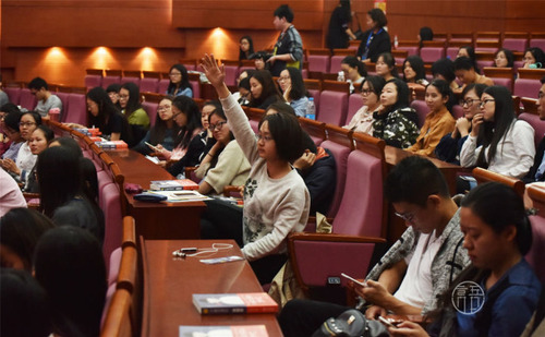 2 现场同学向主讲嘉宾提问 2 现场同学向主讲嘉宾提问