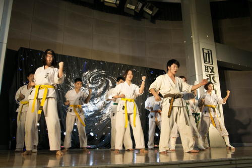 2 跆拳道社进行跆拳道表演 2 跆拳道社进行跆拳道表演
