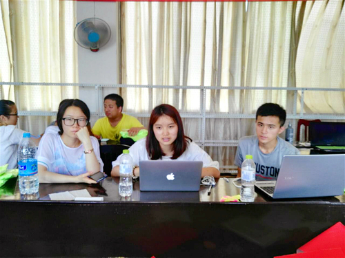 3 志愿者进行讨论 3 志愿者进行讨论