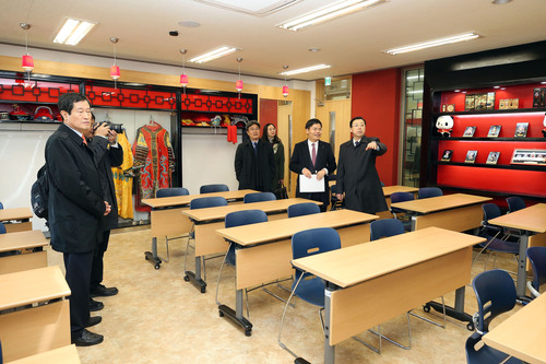 5. 刘利校长听取孔院魏义祯院长工作汇报 5. 刘利校长听取孔院魏义祯院长工作汇报