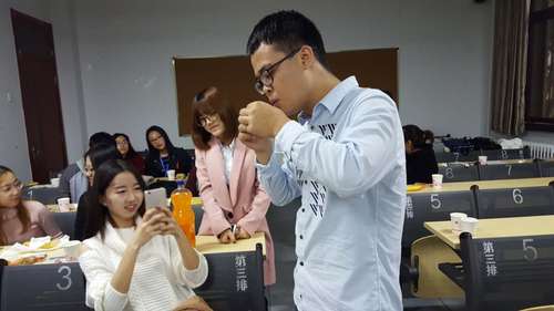 干事展示如何正确使用安全套 干事展示如何正确使用安全套