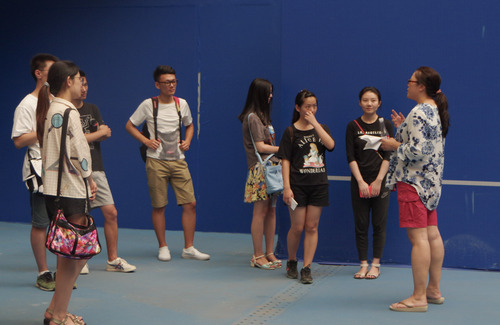 2志愿者听部门主管讲解注意事项 2志愿者听部门主管讲解注意事项